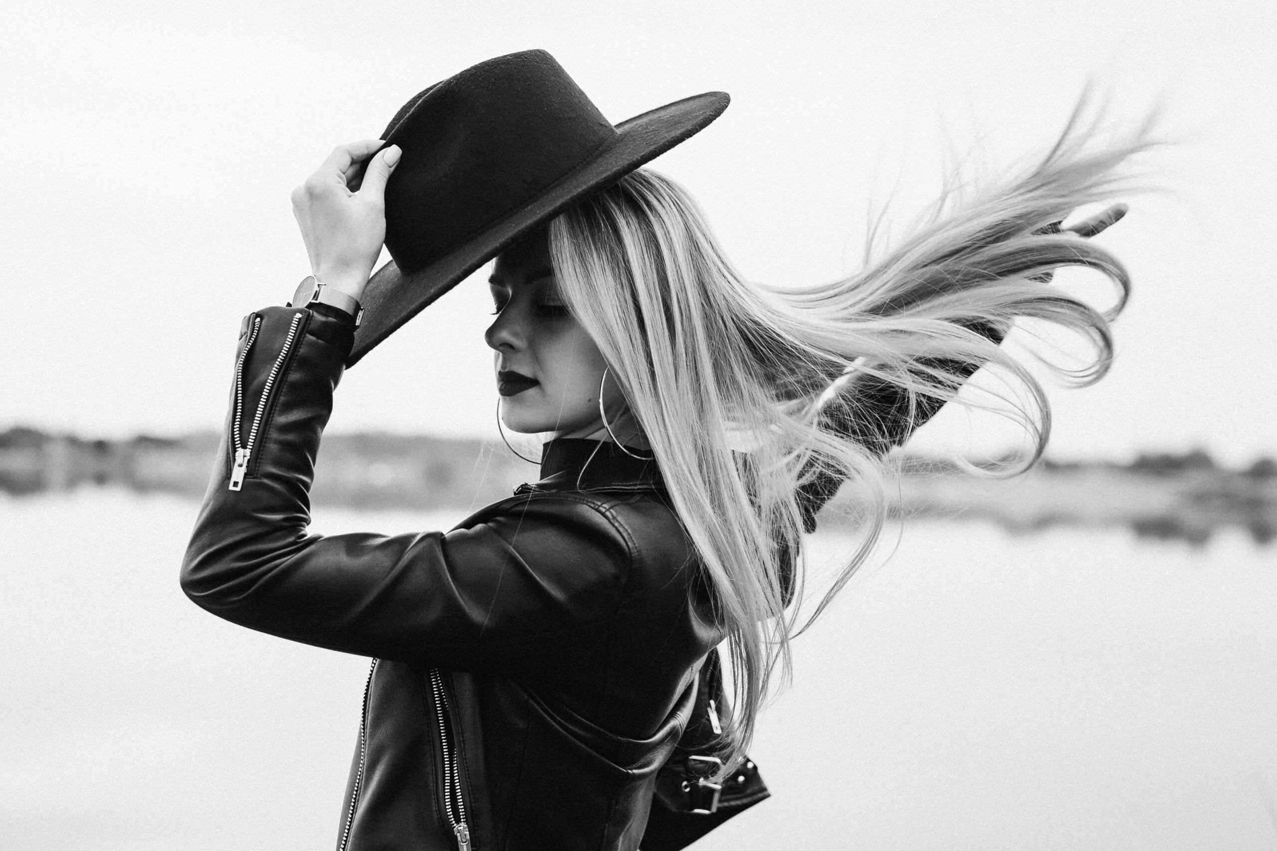 panna młoda w kapeluszu